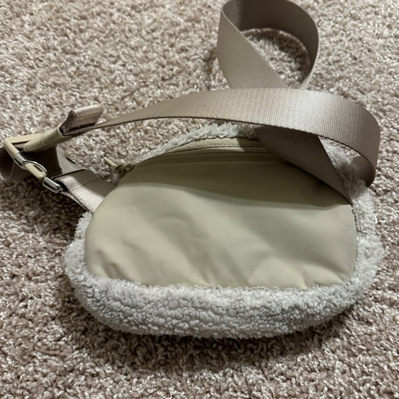 LuLulemon Sherpa Beltbag - Picture 2 of 3
